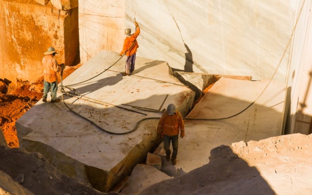 Trabalhadores em jazida de mármore no Piauí — regularização e outorga minerária